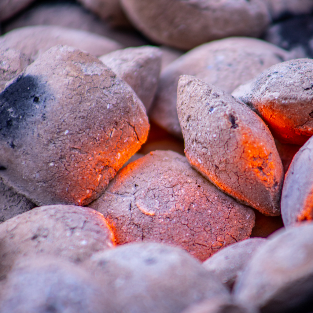 Briquetas en forma de cojín de carbón vegetal prensado y cáscara de coco para barril y parrilla